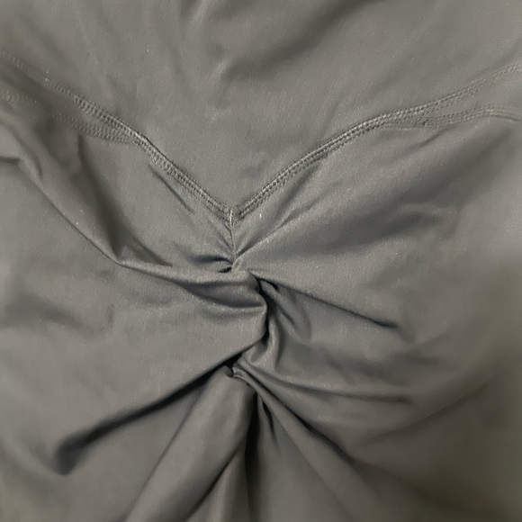 Amazon scrunch workout shorts. Size medium. - Picture 3 of 3